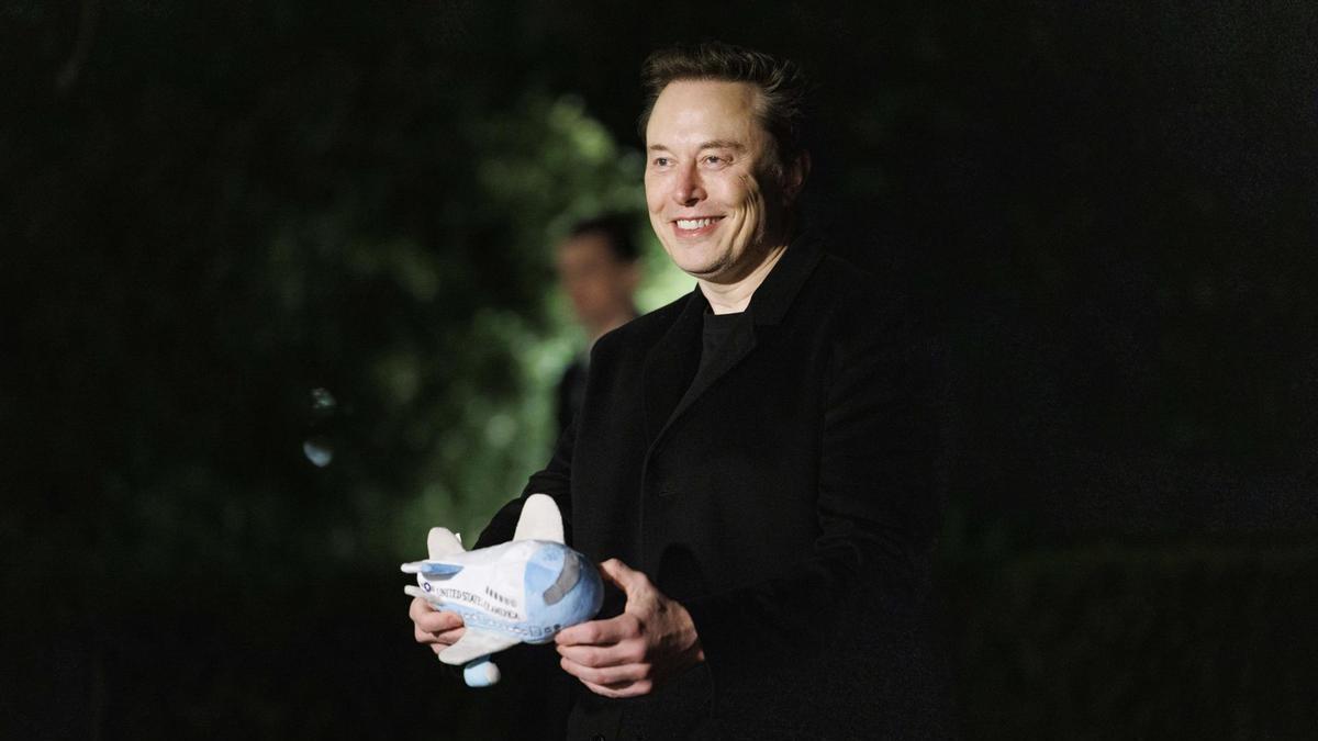 Elon Musk, con un peluche del Air Force One en la Casa Blanca.