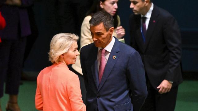 Sánchez conversa con Ursula Von der Leyen, en una imagen de archivo.