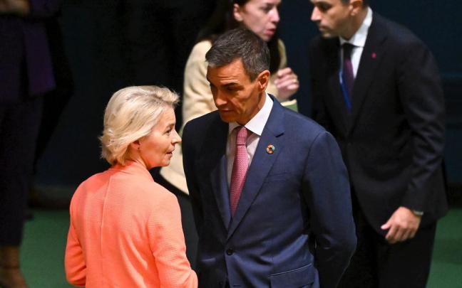 Sánchez conversa con Ursula Von der Leyen, en una imagen de archivo.