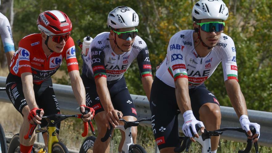 Vingegaard y Almeida charlan durante la etapa.