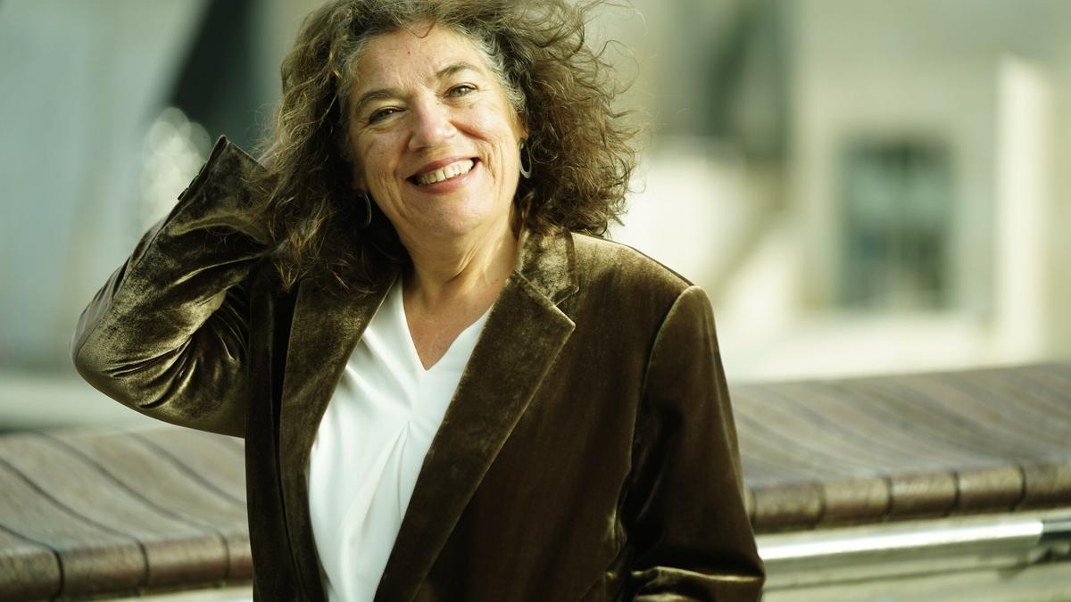 La socióloga María Silvestre en el entorno de la Universidad de Deusto.