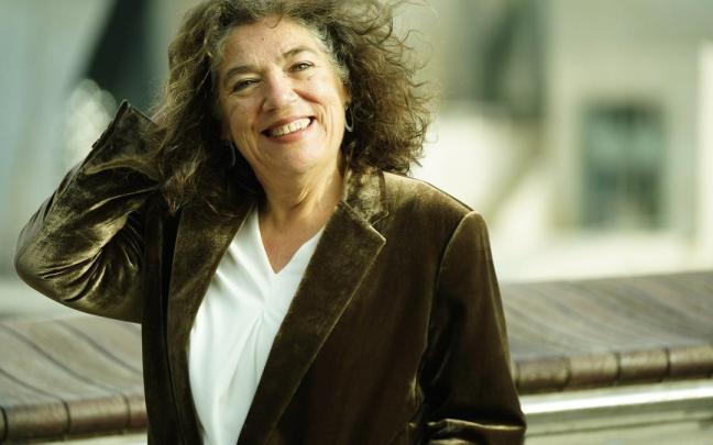 La socióloga María Silvestre en el entorno de la Universidad de Deusto.