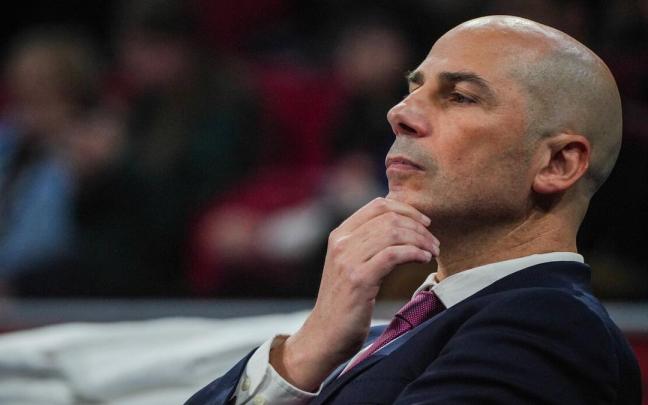 Peñarroya, reflexivo, durante un partido en el Buesa Arena