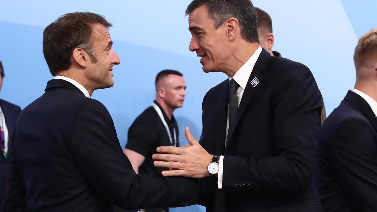 El presidente francés, Emmanuel Macron, junto al presidente español, Pedro Sánchez