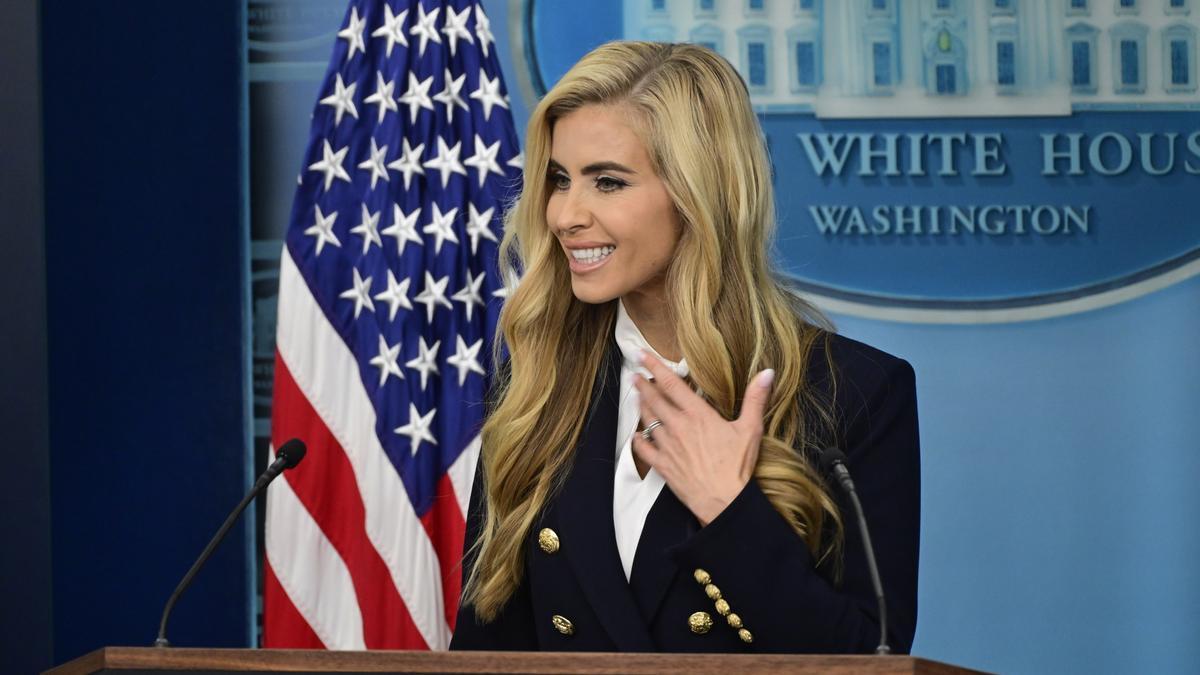 La secretaria de prensa de Trump abandona el cargo tras solo cinco días.