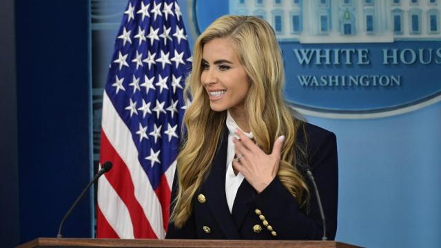 La secretaria de prensa de Trump abandona el cargo tras solo cinco días.