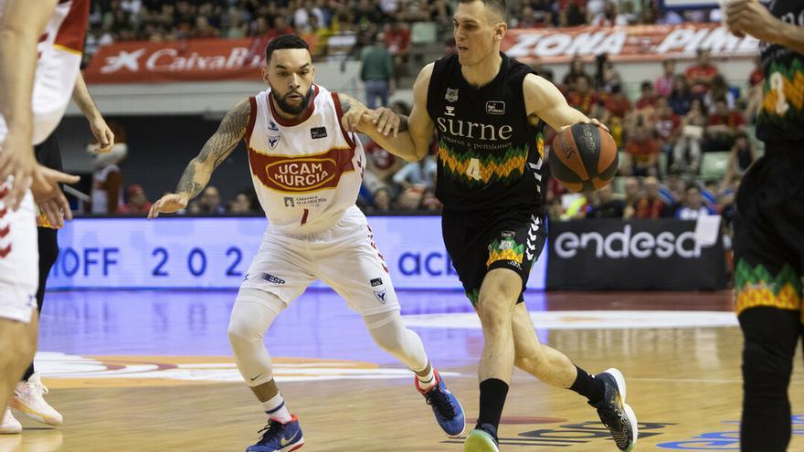 Nikola Radicevic, que acabó lesionado, dirige un ataque ante Chris Chiozza.