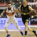 Nikola Radicevic, que acabó lesionado, dirige un ataque ante Chris Chiozza.