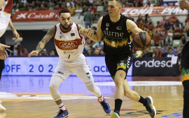 Nikola Radicevic, que acabó lesionado, dirige un ataque ante Chris Chiozza. Nikola Radicevic, que acabó lesionado, dirige un ataque ante Chris Chiozza.