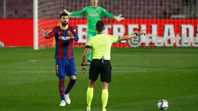 Gerard Piqué en su etapa como futbolista charlando con el árbitro