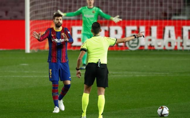 Gerard Piqué en su etapa como futbolista charlando con el árbitro