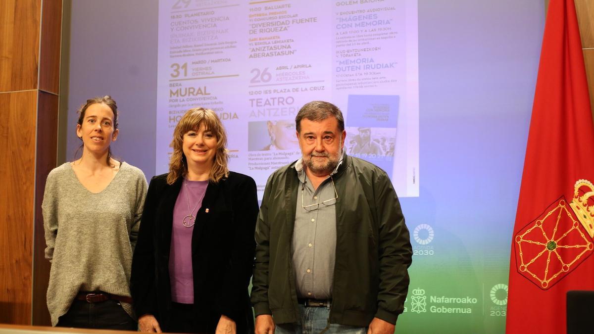 Irati Goikoetxea, Ana Ollo y Manolo Ibáñez, en la rueda de prensa de este viernes.