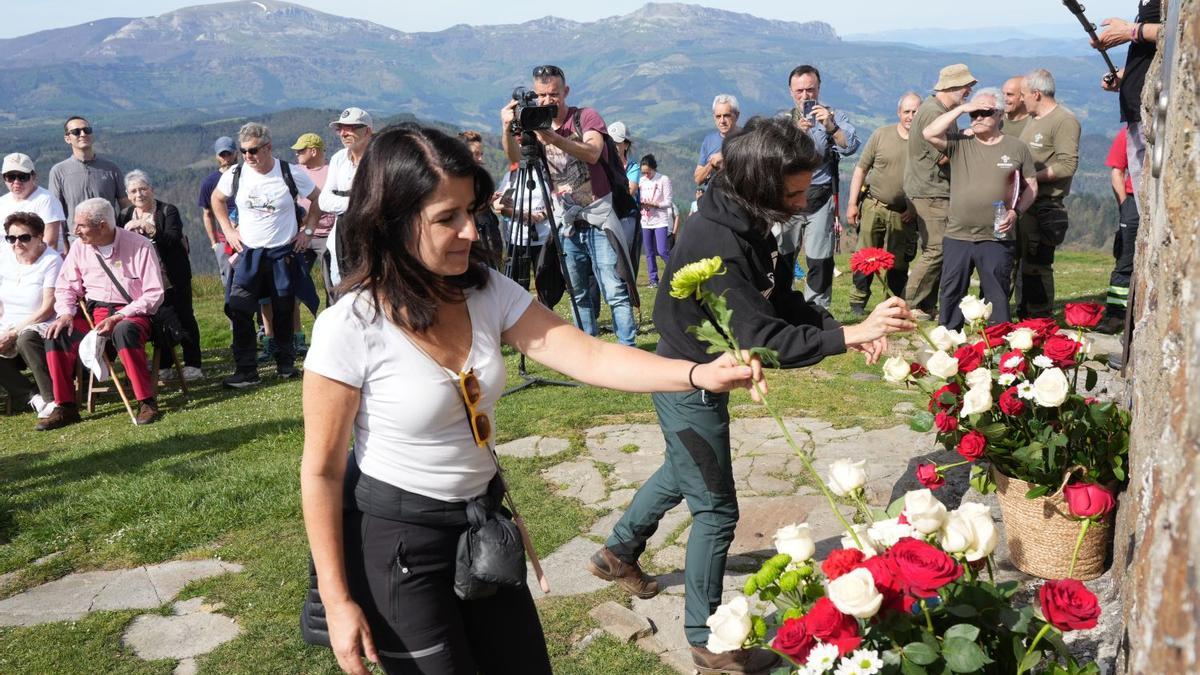 La directora de Gogora, Aintzane Ezenarro, durante la ofrenda floral.