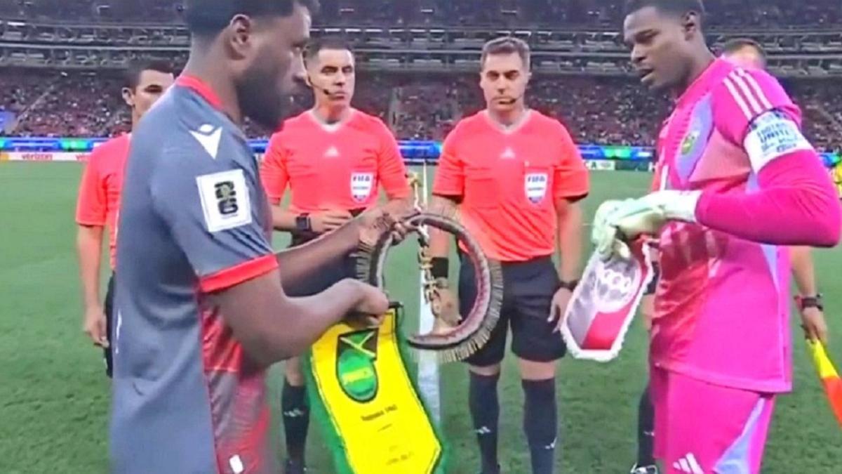El capitán de Jamaica mira con recelo el regalo del de Nueva Caledonia.
