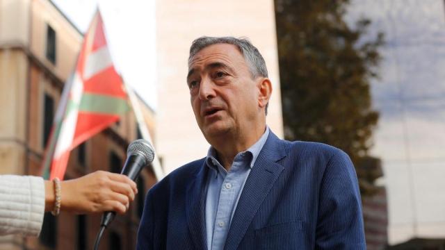 Aitor Esteban respondió a las criticas de Eneko Andueza, ayer frente a Sabin Etxea.