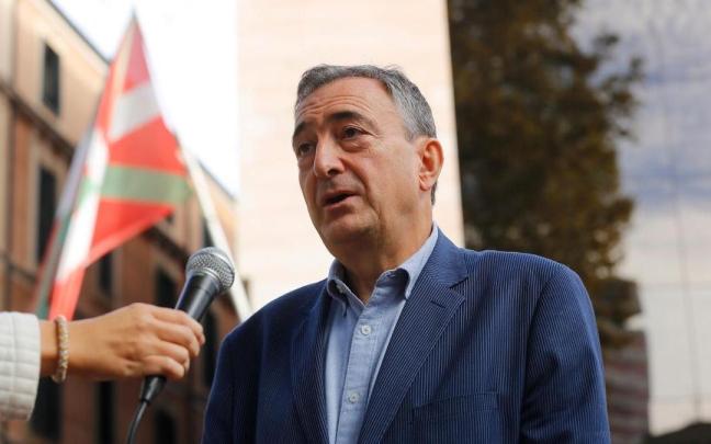 Aitor Esteban respondió a las criticas de Eneko Andueza, ayer frente a Sabin Etxea.