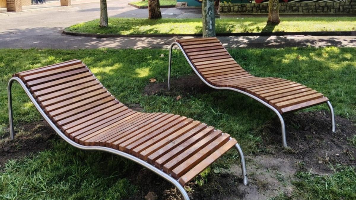 Dos hamacas urbanas han sido instaladas junto al Gaztegune de Arrigorriaga