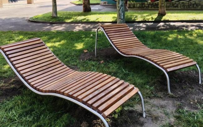 Dos hamacas urbanas han sido instaladas junto al Gaztegune de Arrigorriaga