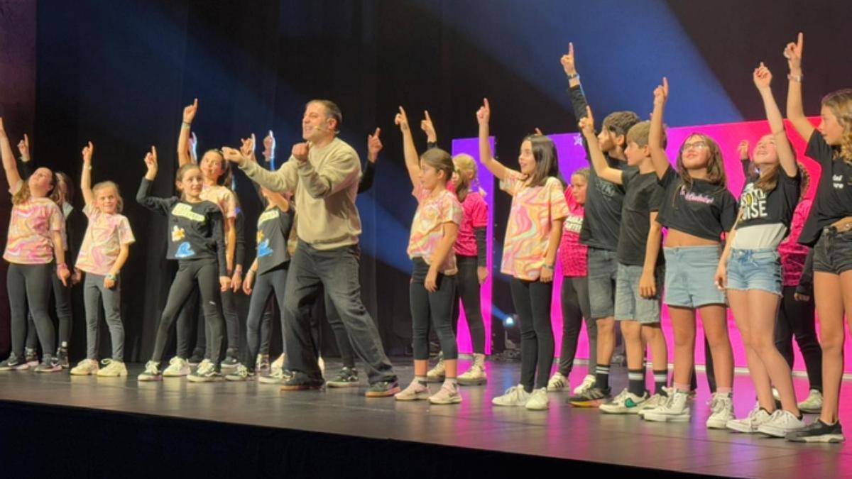 Los niños desplegarán todo su arte para cantar y bailar sobre el escenario del teatro Baztartxo