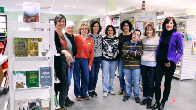 El equipo que trabaja en la biblioteca lo forman once personas (en la imagen faltan dos), y su directora es Asun Agiriano (segunda por la derecha).