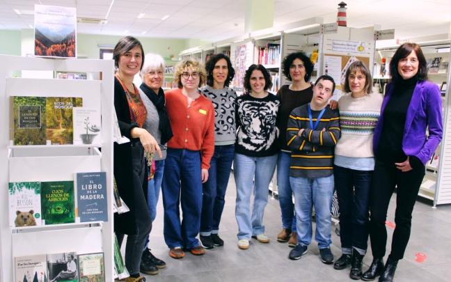 El equipo que trabaja en la biblioteca lo forman once personas (en la imagen faltan dos), y su directora es Asun Agiriano (segunda por la derecha).