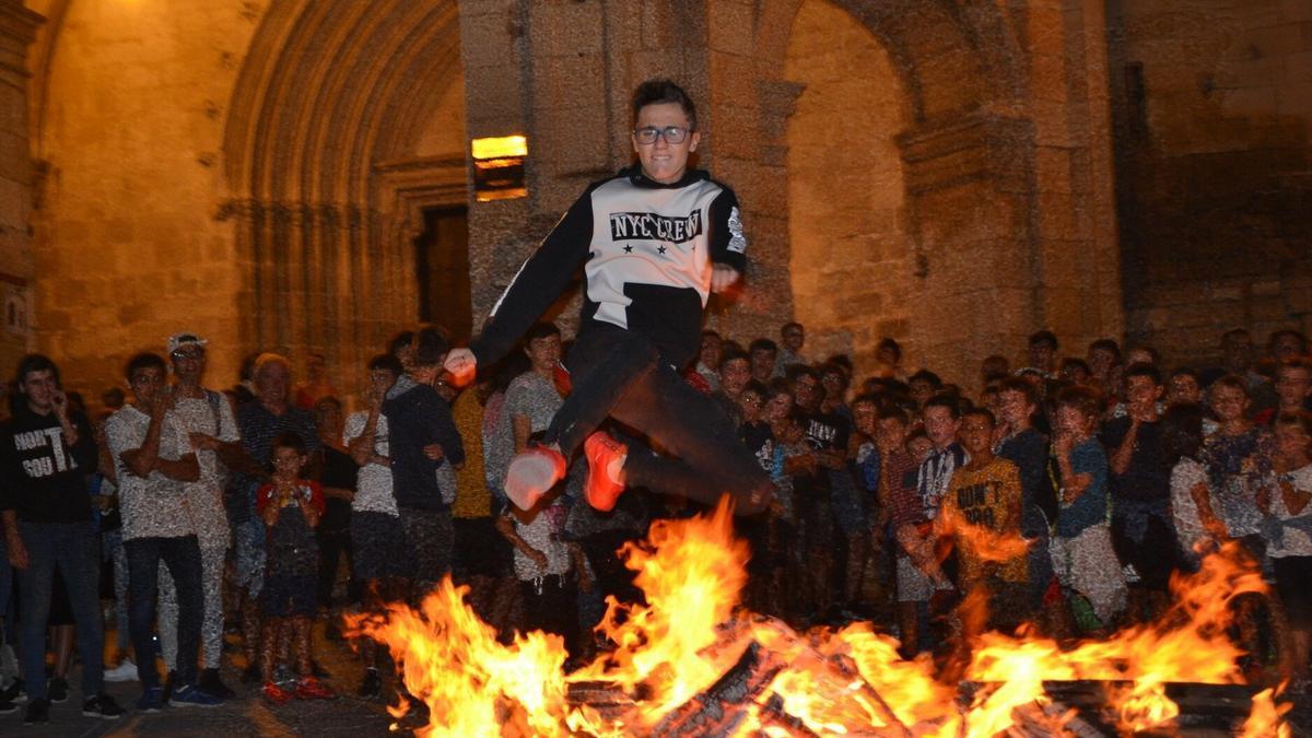 Un joven salta por encima de la hoguera en Agurain. Foto: Eva San Pedro