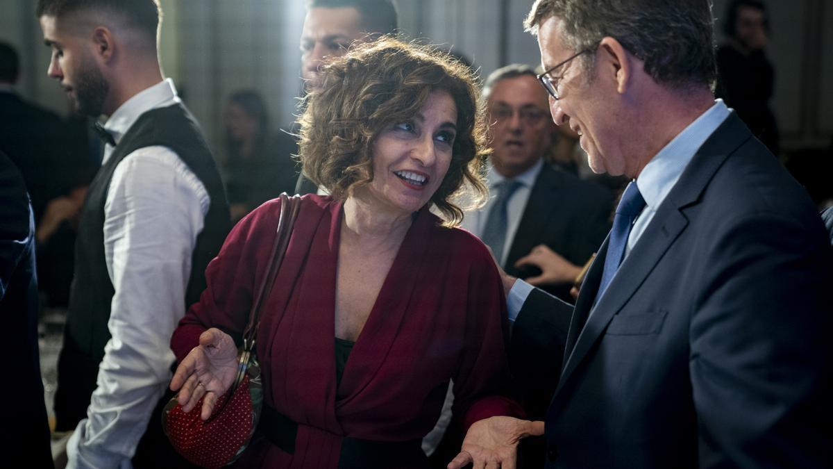 La ministra de Hacienda, María Jesús Montero, charla con Feijóo en una imagen de archivo
