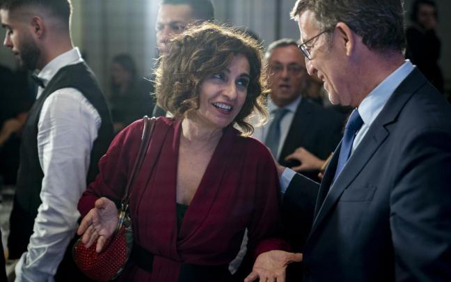 La ministra de Hacienda, María Jesús Montero, charla con Feijóo en una imagen de archivo