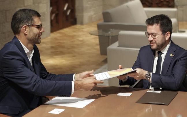 Aragonès recibe el informe sobre el referéndum de manos del politólogo Marc Sanjaume-Calvet.