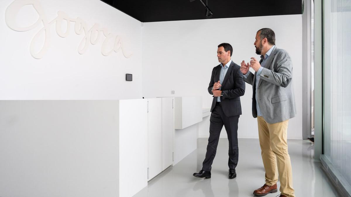 El lehendakari, Imanol Pradales, con el director de Gogora, el socialista Alberto Alonso