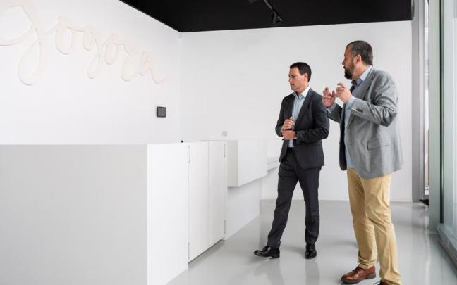 El lehendakari, Imanol Pradales, con el director de Gogora, el socialista Alberto Alonso