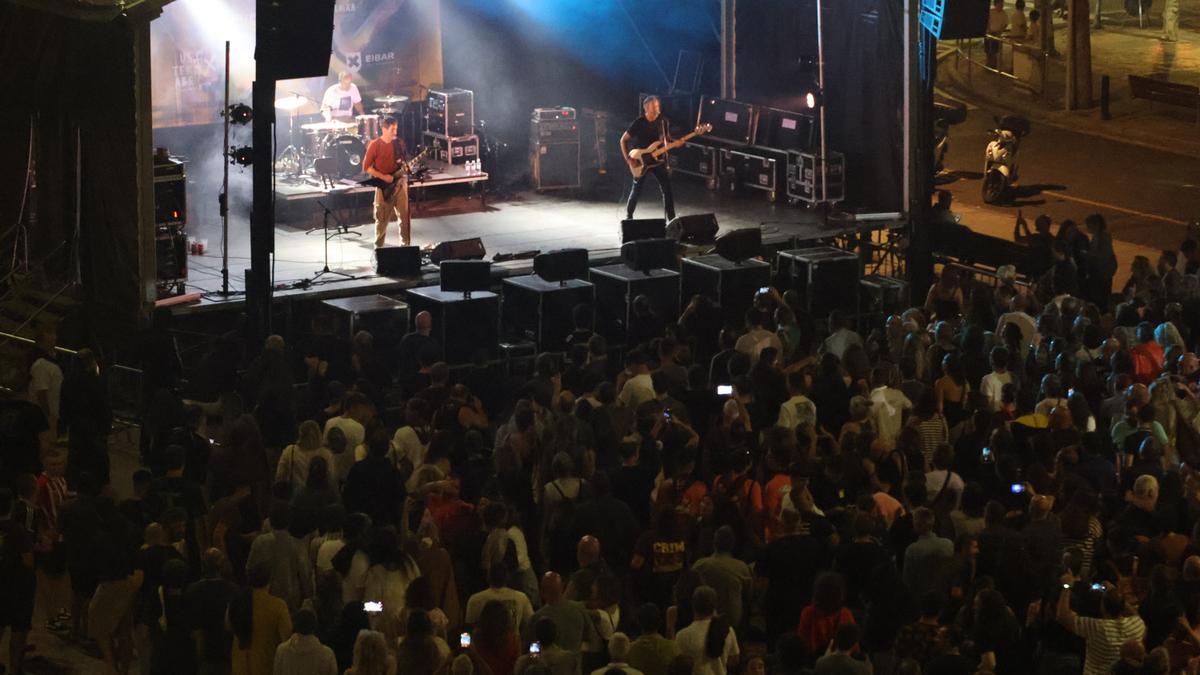 El grupo eibartarra EH Sukarra se vio arropado por el público en la plaza Untzaga.