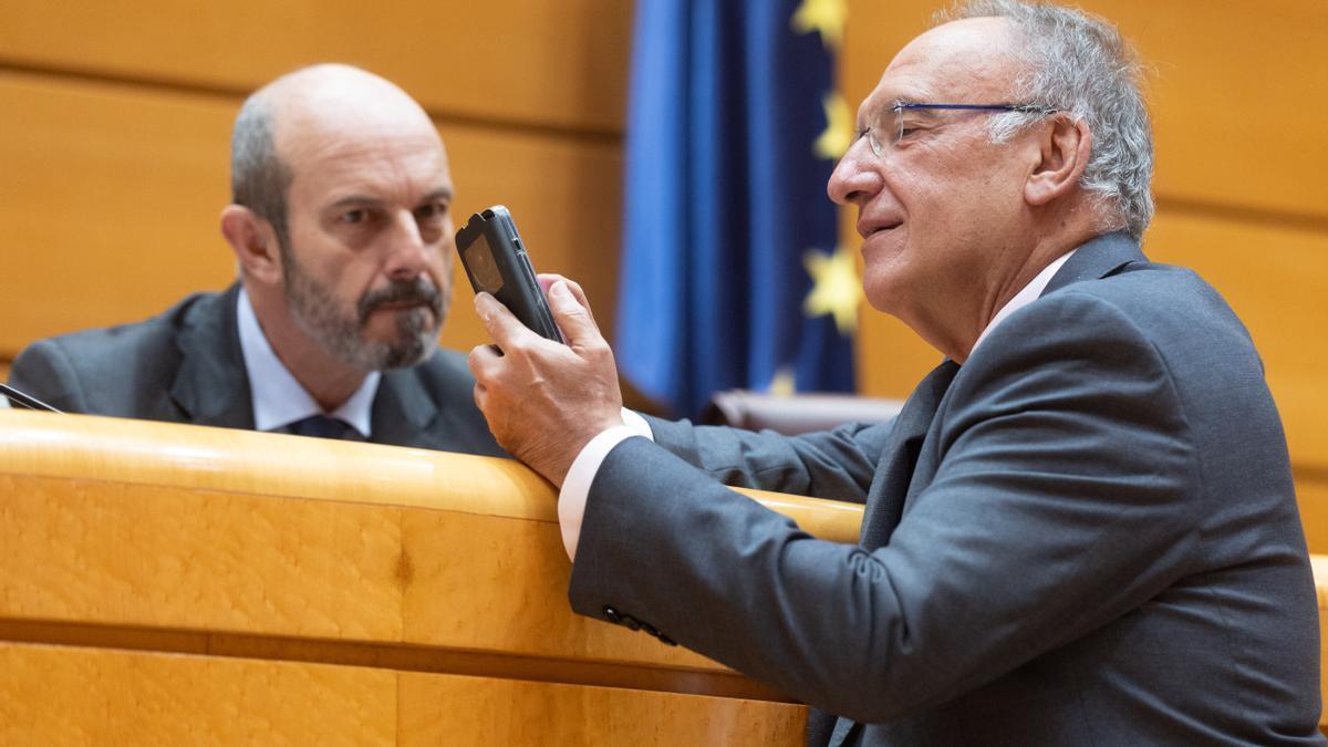 El presidente del Senado, Pedro Rollán (i), y el secretario cuarto del Senado, del PSOE, Manuel Fajardo.