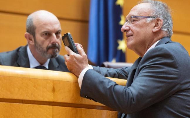 El presidente del Senado, Pedro Rollán (i), y el secretario cuarto del Senado, del PSOE, Manuel Fajardo.