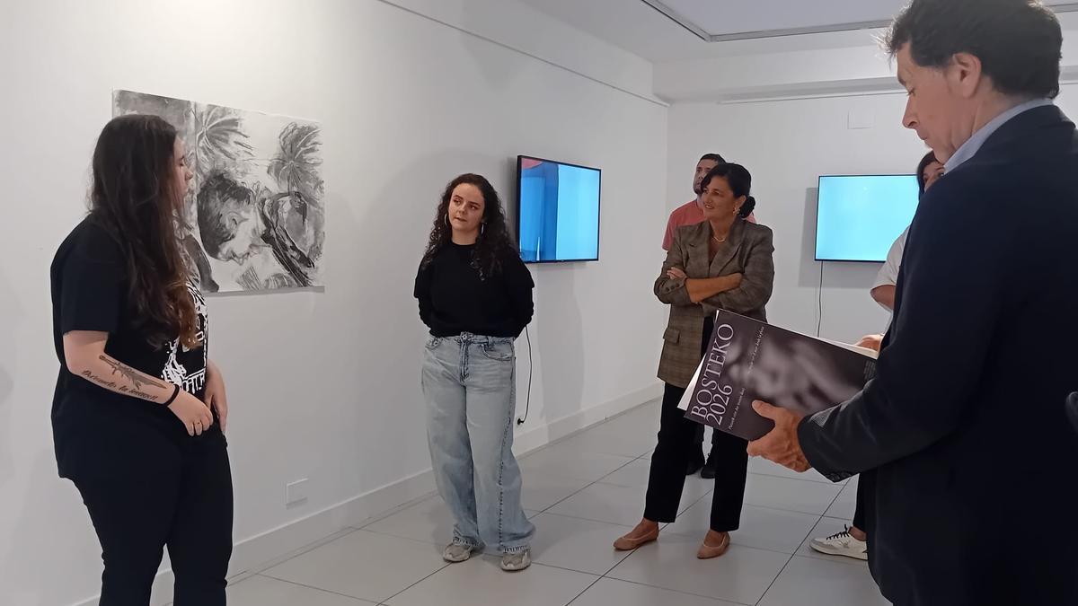 Los asistentes a la inauguración apreciando los dibujos de Maider Gonzalo y las proyecciones de María Muriedas