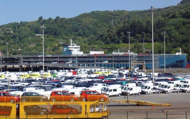 Automóviles almacenados en el Puerto de Pasaia a la espera de su traslado
