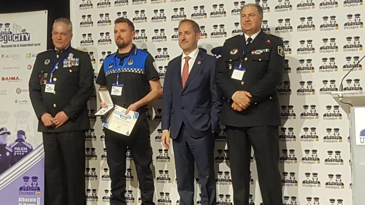 Ricardo Asiain Antón, en la gala celebrada en Albacete, posa junto a cargos de Unijepol y FEMP con el diploma y la medalla al Mérito Policial con Distintivo Blanco.