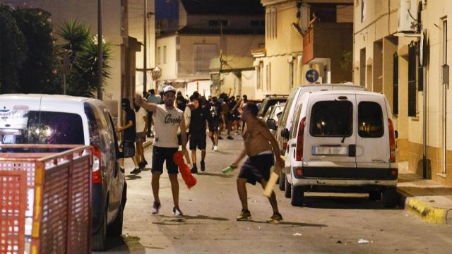Varias personas durante los altercados en Torre Pacheco, a 12 de julio de 2025. / Martín C. Varias personas durante los altercados en Torre Pacheco, a 12 de julio de 2025.