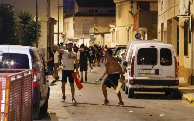 Varias personas durante los altercados en Torre Pacheco, a 12 de julio de 2025.