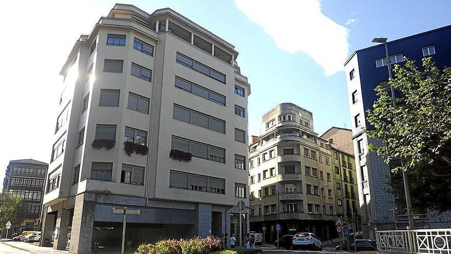 Vista del edificio que albergó a la popular fábrica de bicicletas BH situado en la zona del parque Urkizu.