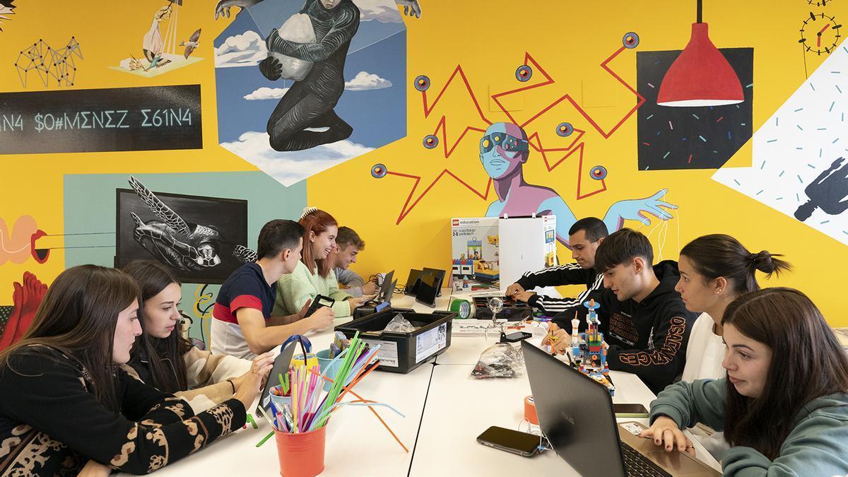 Estudiantes de la Facultad de Educación de Bilbao, en el laboratorio maker lab.