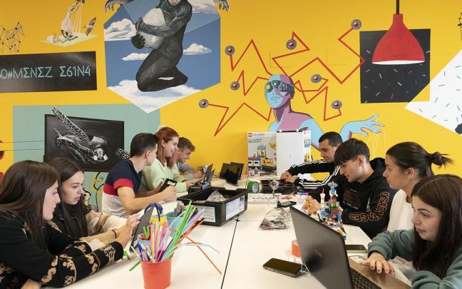 Estudiantes de la Facultad de Educación de Bilbao, en el laboratorio maker lab.