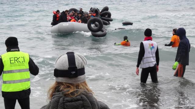 Refugiados llegando a la isla de Lesbos tras cruzar el Egeo.