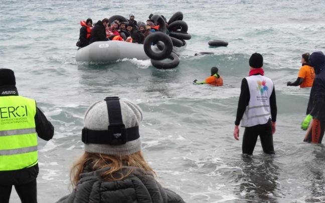 Refugiados llegando a la isla de Lesbos tras cruzar el Egeo.