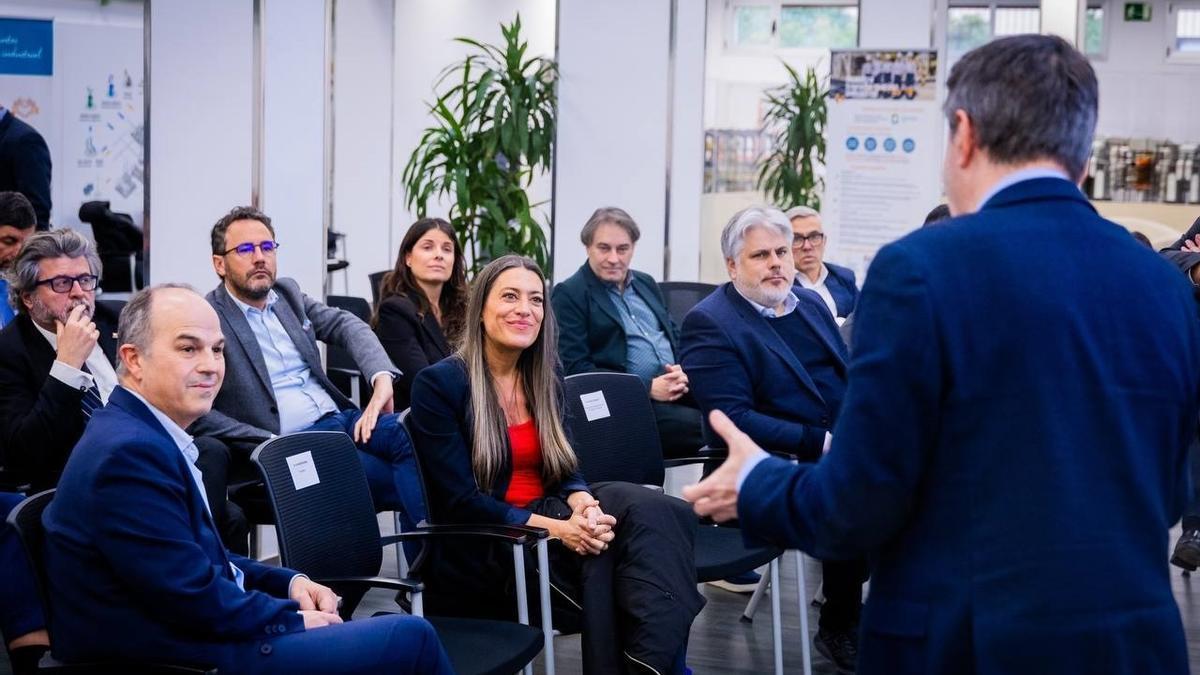 El secretario general de Junts, Jordi Turull, con la portavoz del partido en el Congreso, Míriam Nogueras, en su visita al complejo industrial de Repsol en Tarragona.