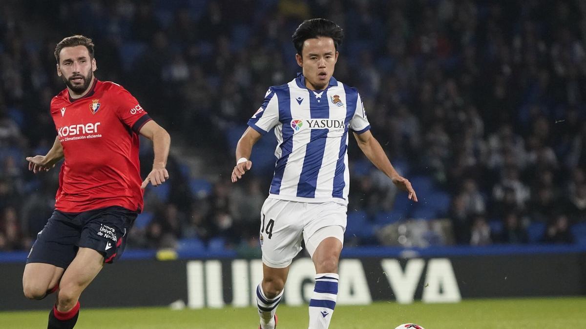 Moncayola y Kubo en un lance del último Real-Osasuna jugado en Anoeta. / RUBÉN PLAZA