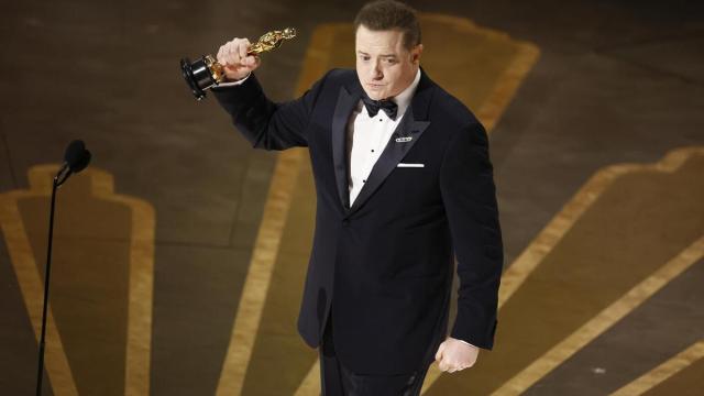 Brendan Fraser recoge el Oscar al mejor actor por 'La ballena'.