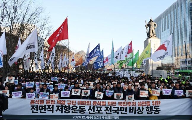 Los ciudadanos exigen en la calle la dimisión del presidente surcoreano.