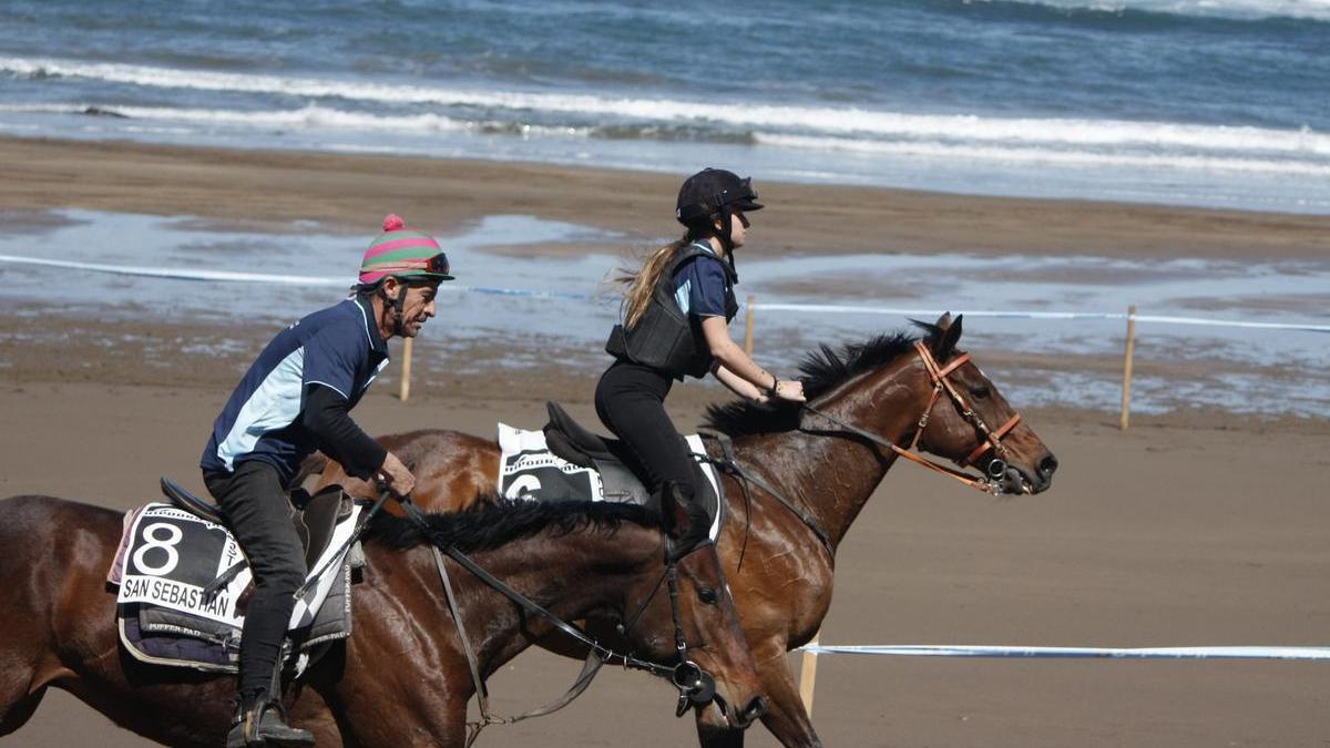 Eneritz Etxabe disputando la carrera de caballos en los santelmos de 2019.