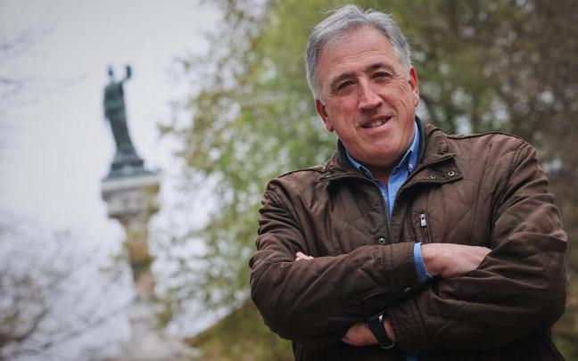 Joseba Asiron, frente al monumento a los Fueros, que guarda una estrecha relación con su primer relato.